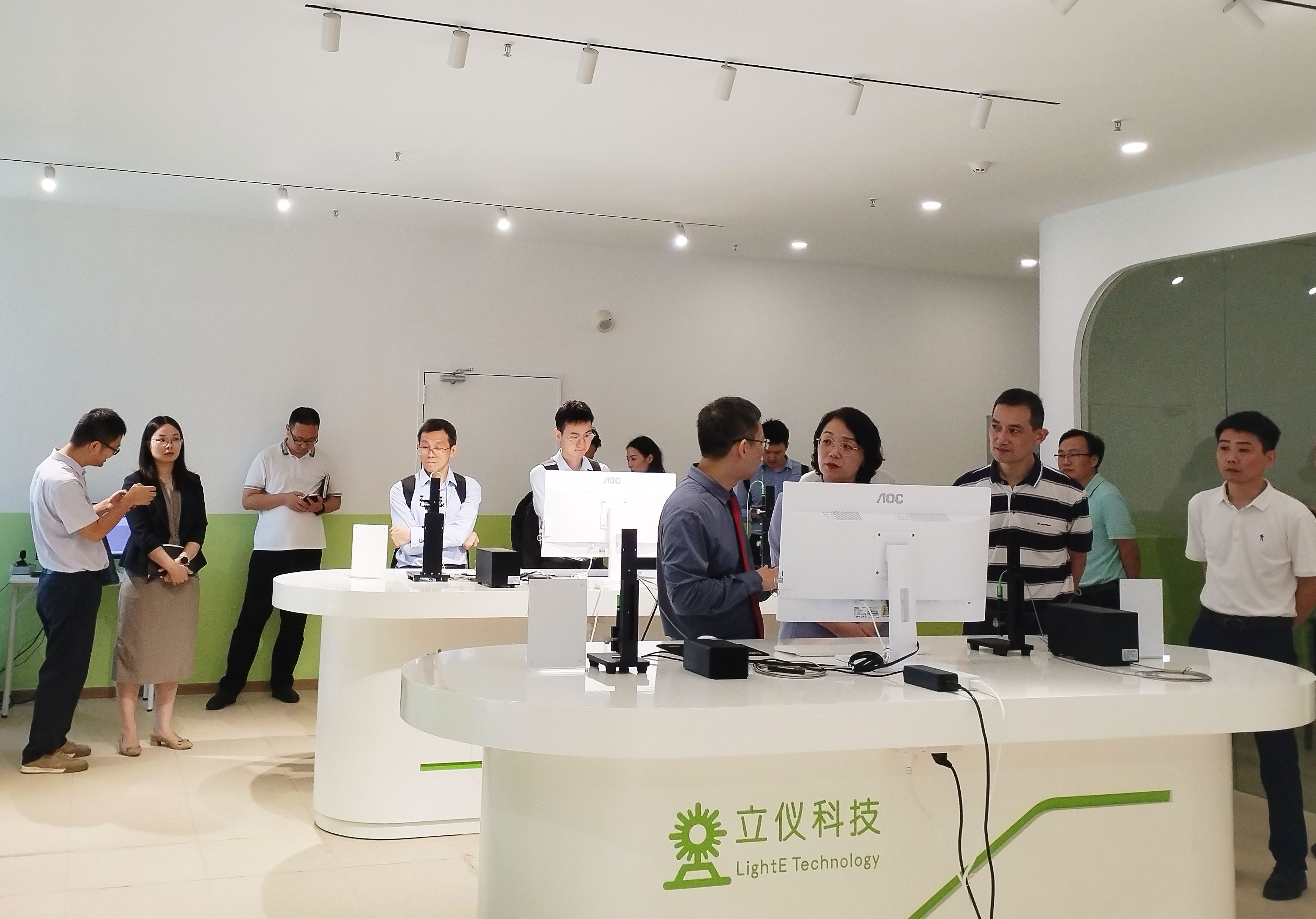 深圳市光明区副区长彭颖一行莅临伟德国际1946源于英国参观考察